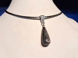 Un bijou unique en labradorite véritable disponible en retrait magasin dans votre boutique La Blanche Hermine à Quimperlé