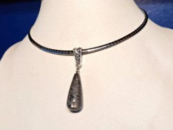 Pierre de labradorite naturelle captant la lumière pour donner à votre gorge un éclat mystérieux et captivant