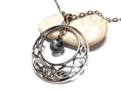 Portée la nuit cette amulette lunaire ouvre les portes du subconscient et explorez vos visions avec la labradorite.