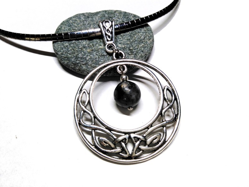 Collier pendentif argent Lune avec entrelacs et Labradorite, un bijou de femme sorcière moderne de la Wicca