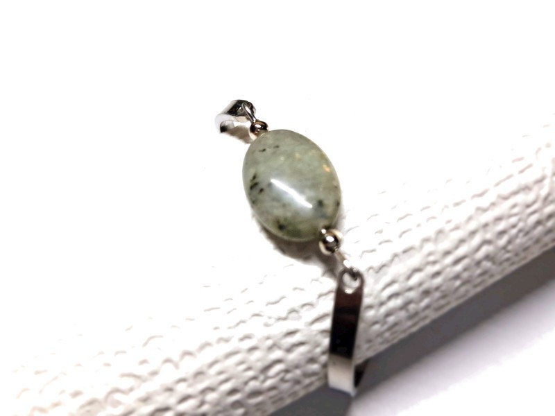 Labradorite, bijou lithothérapie, une élégante amulette de protection, labradorite claire en bracelet semi-rigide 