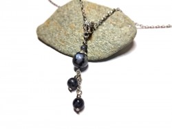 Des perles de labradorite naturelle montées artisanalement en un bijou minimaliste qui devient votre seconde peau.