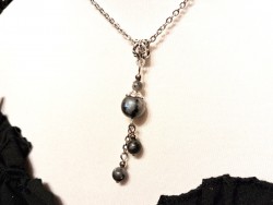 Un cadeau idéal et magique dans le Finistère : un pendentif artisanal en labradorite naturelle aux feux mystérieux.