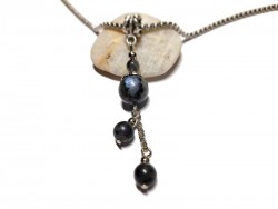 Un pendentif pour collier sur-mesure en labradorite naturelle conçu par votre créateur de bijoux à Quimperlé.