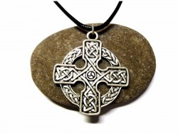 Bijou celte croix irlandaise ornée d'entrelacs complexes, pendentif original pour femme et adolescent avec son cordon noir