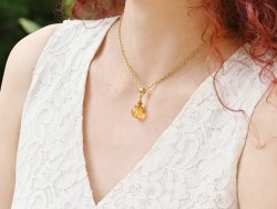 Ajoutez une touche de soleil à votre boîte à bijoux avec un pendentif en citrine véritable qui illuminera votre journée !