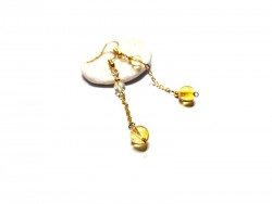 Le charisme naturel attire les bonnes personnes en portant des boucles d'oreilles dorées avec de la citrine naturelle.