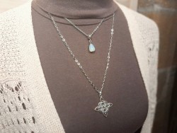 Nœud de Sorcière et Opalite : le bouclier wiccan allié aux reflets changeants de l'opalite pour repousser les sorts.