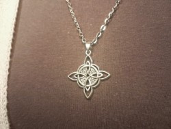 Un lien invisible à l’éternité : le pendentif nœud de sorcière est un porte-bonheur chargé de magie ancienne.