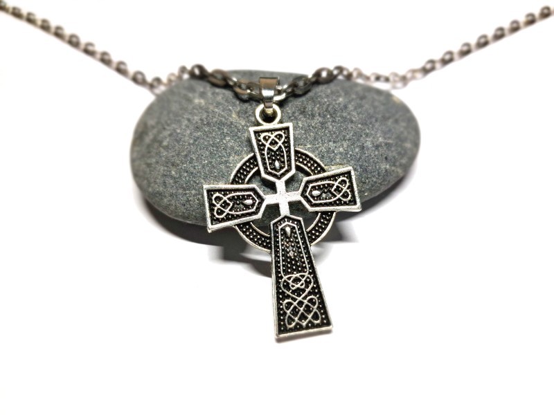 Collier & pendentif argent Croix celte avec nœuds, bijou croix celtique à Quimperlé, Irlande bijoux bretons entrelacs
