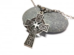 Croix celtique avec entrelacs, bijou celte irlandais, un original pour homme à Quimperlé, grosse chaîne collier & pendentif 