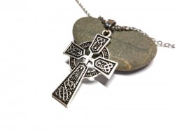 Un design millénaire pour votre quotidien : découvrez notre croix celtique, mariage parfait entre tradition et style moderne.