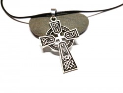 Collier noir & pendentif argent Croix celtique avec nœuds, bijou croix celte à Quimperlé, Irlande bijoux bretons entrelacs