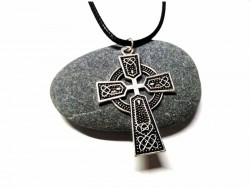 Une croix celtique qui danse au rythme des bagadoù, capturant l'énergie électrique du Festival Interceltique de Lorient.