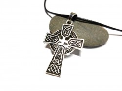 Croix celte avec entrelacs de La Blanche Hermine, un cadeau original pour femme et ado, collier cordon noir et pendentif