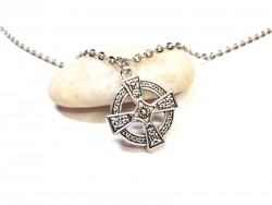 Ne cherchez plus votre talisman pour le FIL : cette croix celtique allie la rigueur de l'histoire à la folie des nuits.