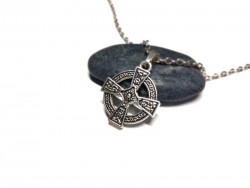 La discrétion est une vertu de l'élégance : cette petite croix celtique s'invite à votre cou avec charme et subtilité.