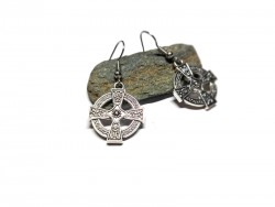 Chaque ligne de cette croix celtique est un hommage à l'art des anciens pour mieux éclairer votre identité d'aujourd'hui.