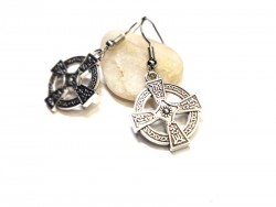 Ces boucles d'oreilles avec des croix celtiques argentées encadrent votre visage pour briller avec une finesse rare.