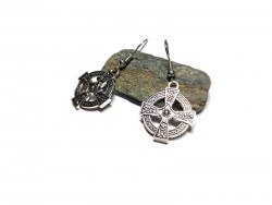 Arpentez le quai des Indes avec élégance : notre croix celtique est le témoin de votre passion pour les cultures celtes.