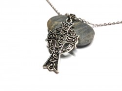 La complexité des entrelacs de cette croix celtique reflète la richesse de l'âme humaine pour les amateurs d'art sacré.