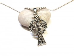 Chaque branche de cette croix celtique est une invitation au voyage spirituel, ancrée dans la tradition ancestrale celte.