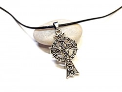 Masculin ou féminin, le charme de cette croix celtique opère dès le premier regard, pour une élégance intemporelle.