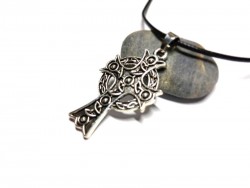 Croix celtique aux entrelacs et cupules de métal, bijou de La Blanche Hermine, un cadeau original pour femme et ado, collier cordon noir et pendentif argenté