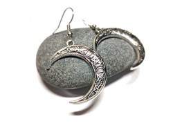 Notre lune Wicca s'impose comme un bijou de caractère pour les âmes connectées aux cycles sacrés de l'existence.