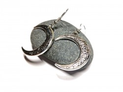 De la scène gothique aux soirées élégantes, notre lune mystique s'impose comme l'accessoire polyvalent par excellence.