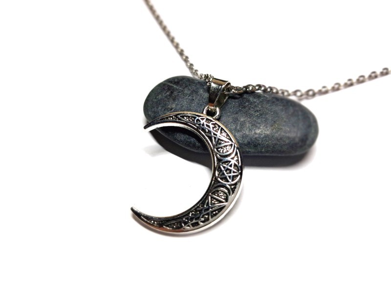 Lune argentée ornementée d'un Pentagramme, Triple Lune, sceau de Lucifer et Triquetra, un cadeau idéal comme bijou Wicca, collier petite chaîne et pendentif