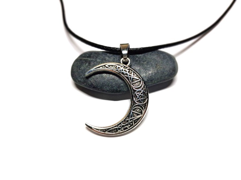 Collier noir & pendentif argent Lune et Pentagramme, bijou Wicca à Quimperlé, paganisme wiccan de Bretagne