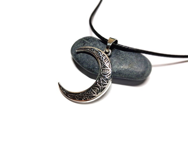 Lune argentée ornementée d'un Pentagramme, Triple Lune, sceau de Lucifer et Triquetra, un cadeau idéal comme bijou Wicca, collier cordon noir unisexe et pendentif