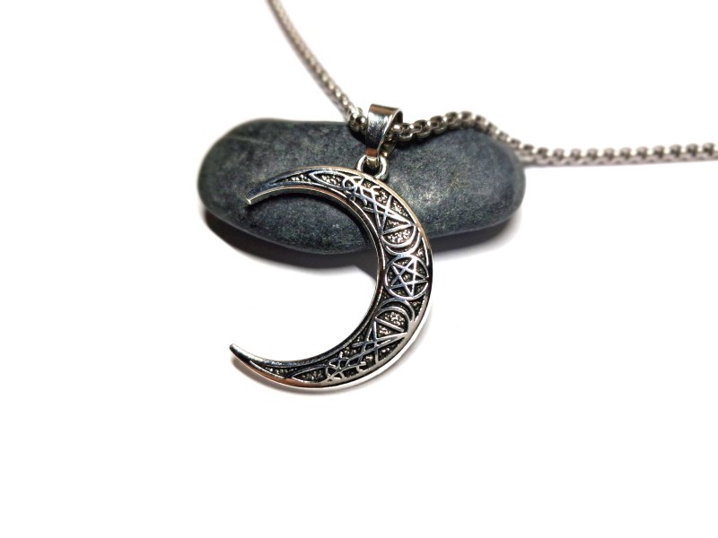 Lune argentée ornementée d'un Pentagramme, Triple Lune, sceau de Lucifer et Triquetra, un cadeau idéal comme bijou Wicca, tour de cou acier inox et pendentif