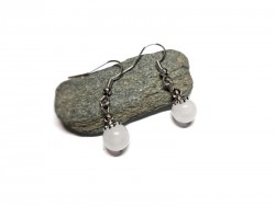 Boucles d'oreilles crochets argentés Quartz blanc, un bijou minimaliste et délicat, pour le calme et la sérénité