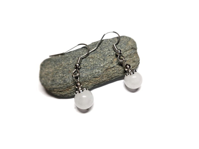 Boucles d'oreilles crochets argentés Quartz blanc, un bijou minimaliste et délicat, pour le calme et la sérénité