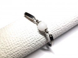 Bracelet avec une perle de pierre de Quartz blanc véritable monté avec tiges en acier inox pour une élégance minimaliste.