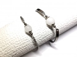 Des bracelets artisanaux et ajustables avec une belle perle de Quartz blanc sur une monture en acier inox hypoallergénique.