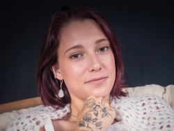 Portrait de Célenna arborant des boucles d'oreilles en quartz blanc sous l'objectif complice du photographe Stéphane Faraut.