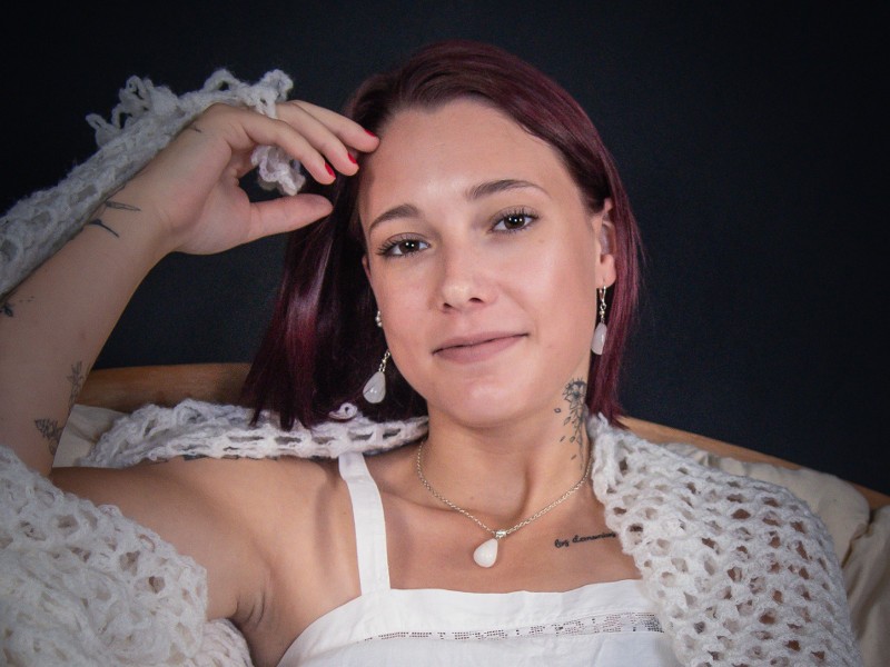 Stéphane Faraut, photographe, capture ici Célenna sublimée par des boucles d'oreilles en quartz blanc.