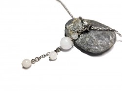 Pendentif vertical en quartz blanc véritable, perles naturelles montées sur une chaîne argentée fine et élégante.