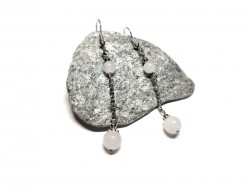 Boucles d'oreilles sur crochets argentées avec des belles perles de Quartz blanc, de la pierre semi-précieuse véritable