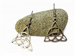 Boucles d'oreilles argentées crochets, pendentifs Nœud de la Trinité fin, bijou celtique par La Blanche Hermine