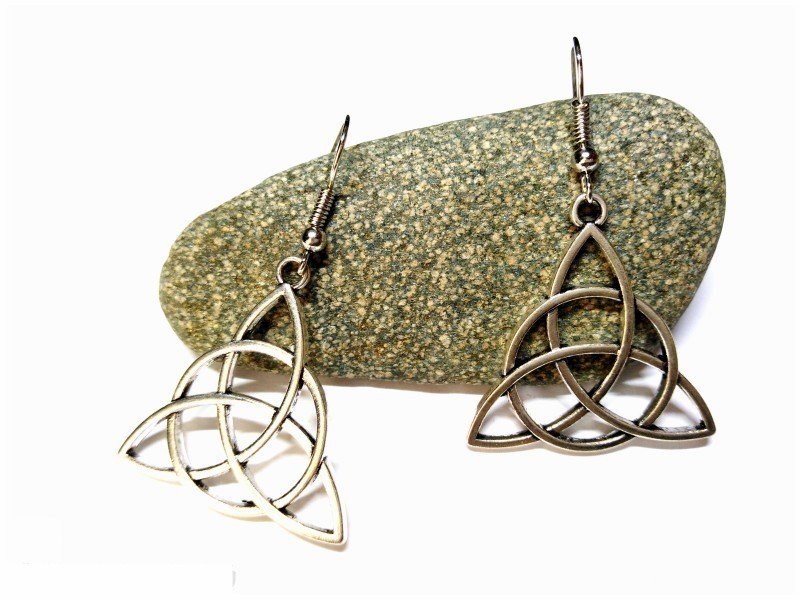 Boucles d'oreilles argentées crochets, pendentifs Nœud de la Trinité fin, bijou celtique par La Blanche Hermine