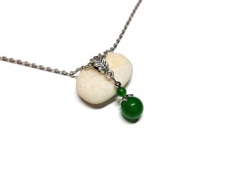 Pendentif en perles de jade vert naturel, symbole de sérénité, monté sur une chaîne fine classique et intemporelle