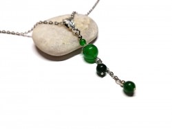Pendentif cascade en jade vert composé de quatre perles graduées sur argentée. Bijou artisanal mobile et raffiné.