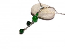 Pendentif en jade vert véritable, collier en cascade de perles fait main à l'atelier pour une idée cadeau unique.