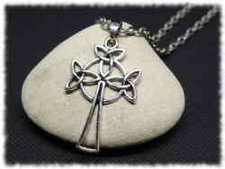 Pendentif croix celtique féminine formée de trois nœuds de triquètre ajourés, symbole wicca de la Triple Déesse