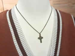 Collier croix celtique bronze, design épuré et historique pour une silhouette sportswear affirmée et intemporelle