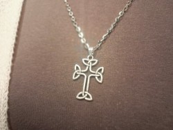 Ensemble de bijoux celtiques avec croix ajourée formée de triquètres sur chaîne et pendentif triskell sur cordon noir